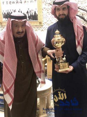 صورة للملك سلمان مع ابنه سعود بعد فوز فرسه بكأس الملك فهد لسباقات الخيل