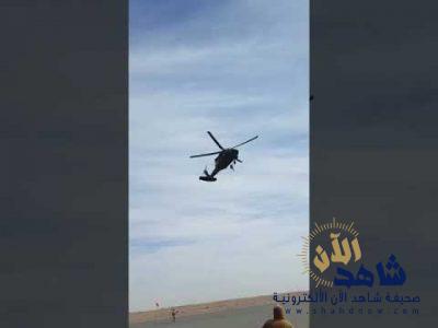 بالفيديو.. لحظة سقوط جندي ووفاته من طائرة تدريب “الكمندوز” بتبوك