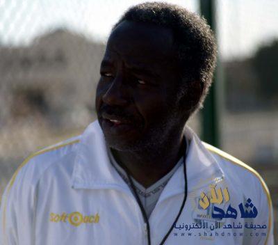 فِي الجُزْءِ الثَّانِي مِنْ حَدِيثِ ذِكْرَيَاتِ الرَّاحِلِ نيفاوي “لَعِبَ مُهَاجِمًا لِمَوْسِمٍ قَادَهُ فِيهُ الوَحْدَةُ لِلعَوْدَةِ للممتاز” وَمَثْلَثَ الوَفَاءُ مَعَنِّي بِتَكْرِيمِهِ