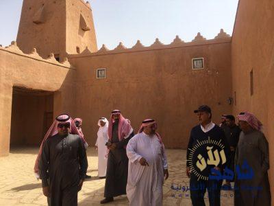 أعضاء الجمعية الجغرافية السعودية يزورون قصر الملك عبدالعزيز التاريخي بوادي الدواسر
