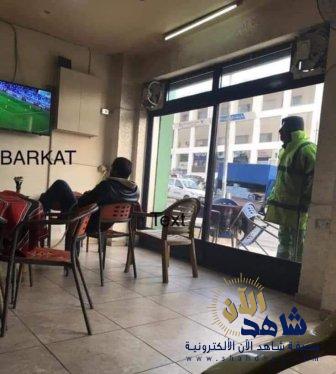 هذا ما فعله ملك الأردن مع عامل نظافة يشاهد مباراة بلاده من خلف الزجاج