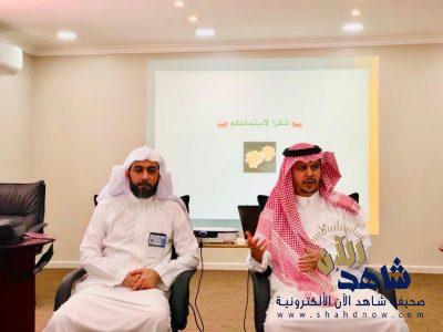 المساعد التعليمي يطلع على سير برنامج مهارات التقويم للمشرفين