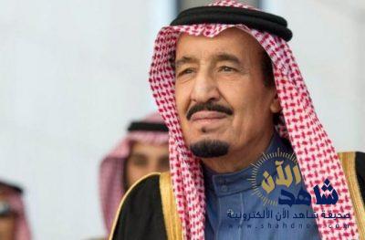 صورة نادرة للملك سلمان وهو بعمر 3 سنوات برفقة والده الملك المؤسس