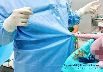 صورة طريفة لمولود يجذب ملابس طبيب الولادة بشدة