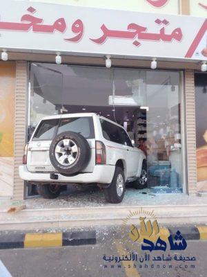 صور.. مركبة تقتحم متجر مواد غذائية في مكة وتحطم واجهته