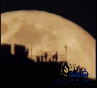 مشهد مهيب لبزوغ القمر من خلف جبل النور بمكة المكرمة