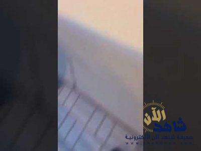 شاهد: حادث مروع لسيارة سقطت من أعلى كوبري على سيارة أخرى بـ”الرياض” .. ومفاجأة يكشف عنها موثق الفيديو!