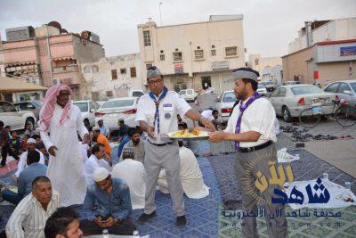 رواد كشافة الأحساء يشاركون في تفطير الصائمين في مسجد بن خميس بالصالحية