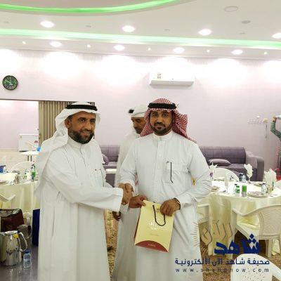 منسوبو مدرسة ابن رشد في الاحساء يكرمون الجويسم والعباد