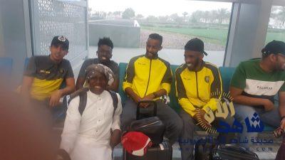 لاعبي “التعاون ” ابطال كاس الملك يتفاعلون مع طفل في المطار ويظهرون تواضعا يؤكد نجوميتهم