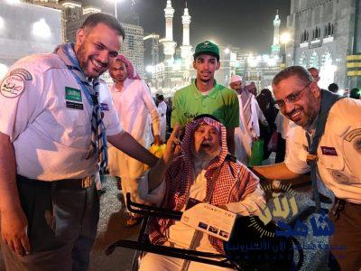 مسن يلقى التحية على كشافة تعليم مكة المكرمة بعد تخفيف معاناته