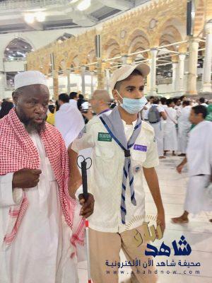 كَشَّافُ قَادِمُ مِنْ بِيشَة يَظْهَرُ بِعَفْوِيَّةٍ فِي عَمَلِ تَطَوُّعِيِّ أَنْسَانِي دَاخِل ُالْمَسْجِدِ الْحَرَامَ