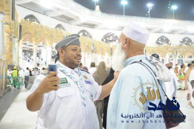 صورة وقصة | معلم يتفاخر بخدمته لضيوف بيت الحرام ويدعم أبنائه الكشافة في الميدان