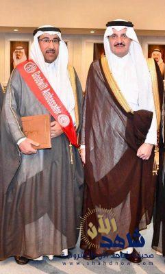 أمير الشرقية يُقلِّد الوحيمد وشاح السفارة الإنسانية