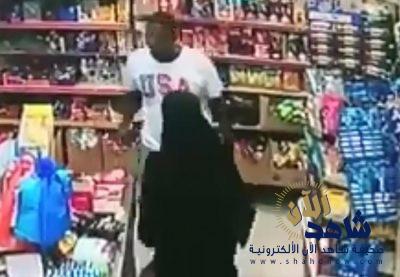 واقعة تحرش جديدة بالشرقية.. فيديو يرصد حركة لا أخلاقية من شاب بحق فتاة داخل “بقالة”