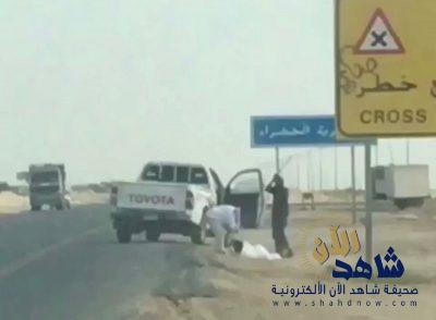 طلقة و9 طعنات وعصا.. تفاصيل في اعتداء شابين على آخر بطريق الساحل بمكة المكرمة