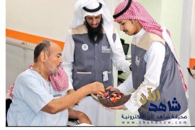 أعضاء “نادي النشامى التطوعي” يعايدون مرتادي مركز Diaverum الكلوي بالحلوى والورود