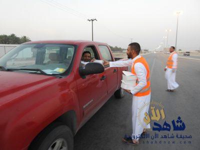 فريق الشويهين التطوعي بالأحساء يوزع 1200 وجبة إفطار صائم وسط واحة النخيل