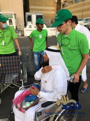أقوياء “مركز بادر” يدفعون أكثر من 600 مستفيد بالـ ” Wheel chair” من وإلى المسجد الحرام يوميًا