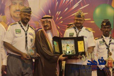 مُحافظ وادي الدواسر يُكرم كشافة لجنة التنمية بالشرافاء