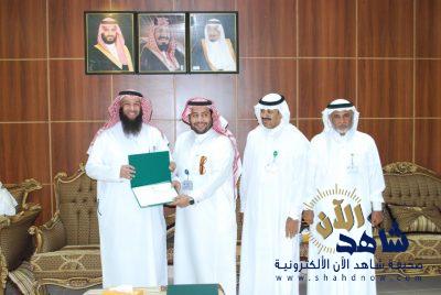 البليهد يكرم موظفي حملة (عيدك بريدك) بالأحساء
