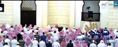 فيديو.. إمام جامع الراجحي يتعرض لوعكة أثناء الصلاة والمؤذن يخلفه بالمصلين