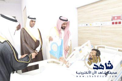 وكيل محافظة الأحساء يعايد المرضى المنومين