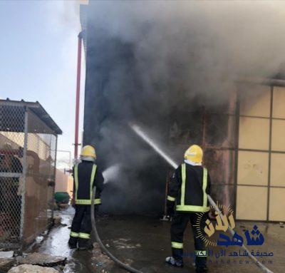 إصابة شخص في حريق مستودع مفروشات بالدمام
