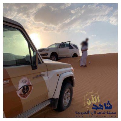 إنقاذ 3 أشخاص تعطلت سيارتهم في صحراء النفود