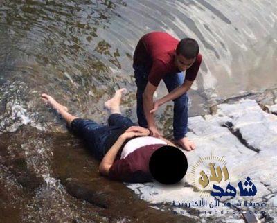 خلال رحلة برية.. مواطن يسقط من فوق جبل وابن أخته ينقذه من مـوت محقق (صور)