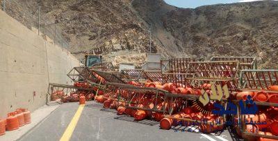 انفصال “تيدر” شاحنة محمَّلة بأسطوانات الغاز عن الرأس يغلق المسار الطالع بـ”عقبة شعار”