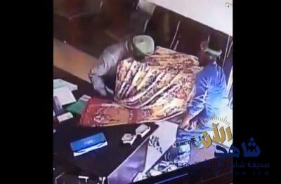 كاميرات المراقبة تكشف لصين سرقا خزنة كبيرة من مؤسسة بالدمام.. والشرطة تطيح بهما