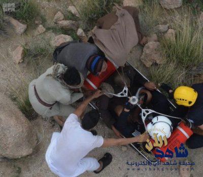 شاهد بالصور.. طيران الأمن ينقذ رجلاً سقط من مرتفع جبلي بالطائف