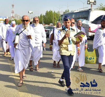 أفراد الكشافة في المشاعر يقدمون صوراً إنسانية تلفت الأنظار