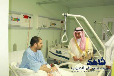محافظ الجبيل يعايد المرضى المنومين بالمستشفى