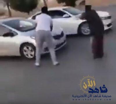 شاهد.. شابان يعترضان سيارة تقودها فتاة في أحد الشوارع داخل المملكة