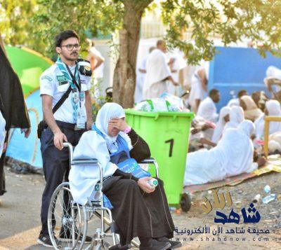 أفراد الكشافة السعودية يرسمون لوحة إنسانية في العطاء على صعيد عرفات