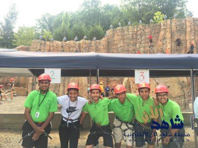 كشافة المملكة يتسلقون الصخور في ولاية فرجينيا الغربية