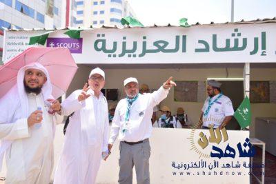 رائد كشفي ستيني يرشد الحجاج بخمس لغات