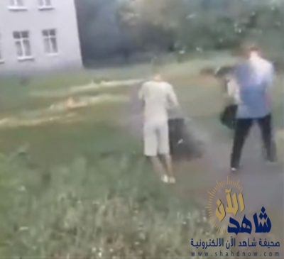 لقطات صادمة لاعتداء 4 أطفال على عجوز بالضرب المبرح