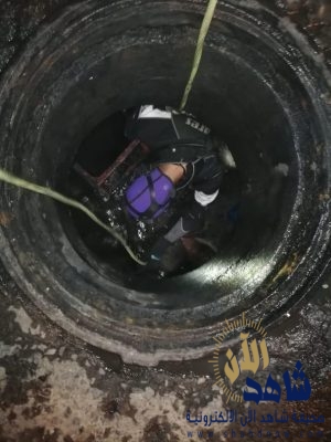سقوط شخصين داخل تمديدات صرف صحي بمحايل