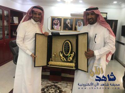 الشيخ منيف يقدم درع تذكاري لمدير إدارة المجاهدين بالمنطقة الشرقية