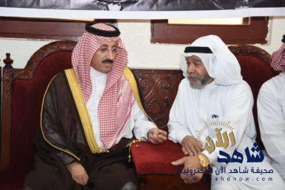 محافظ الأحساء يقدم واجب العزاء لأسرة الشهيد “العمران