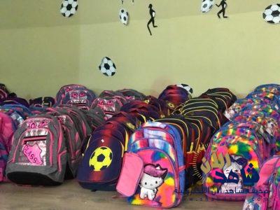 فتاة الأحساء تسعد الطلاب والطالبات بتوزيع ٥٠٠ حقيبة مدرسية مجهزة ..