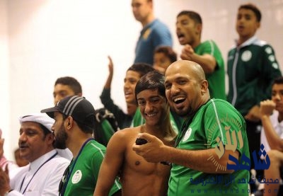 البقشي يهدي ميداليته الذهبية لرئيس اتحاد السباحة