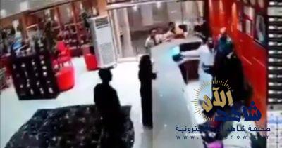 فيديو / النيابة العامة تباشر إجراءات التحقيق في واقعة اعتداء شاب على موظفة احدى الفنادق.