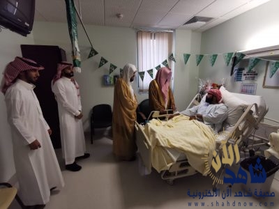 وفد كلية الشريعة بالأحساء يزور أحد مصابي الحد الجنوبي