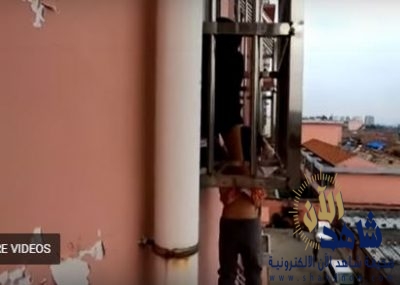 شاهد.. إنقاذ طفل علق رأسه في شرفة حديدية بالطابق الرابع