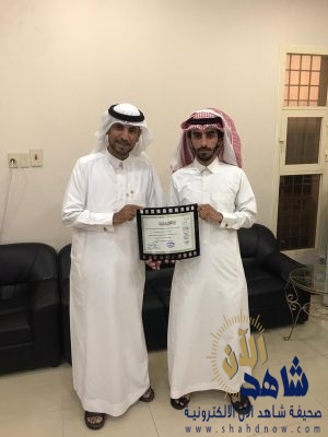 قائد مدرسة بدر الابتدائية يكرم عضو مجلس إدارة العيون الخيرية القرناس