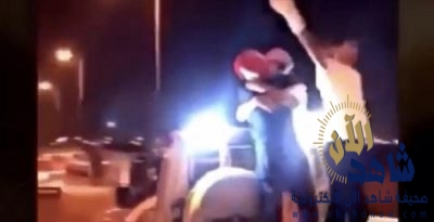 الجهات الأمنية تطيح بشابين جاهرا بالمعاصي في طريق عام